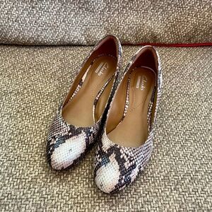 Clarks Collection soft cushion snake skin wedge pumps heels size 7.5